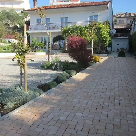 Apartman Sanja דירה *