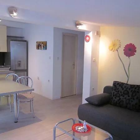 Apartman Sanja דירה *